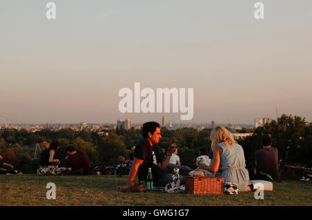 Londra, Regno Unito. Xiii Sep, 2016. Due amanti picnic in London, Gran Bretagna il 7 settembre 13, 2016. Secondo BBC News, la Gran Bretagna è più caldo giorno di settembre dal 1911 è stato registrato il martedì. © Han Yan/Xinhua/Alamy Live News Foto Stock