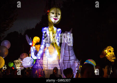 Atlanta, Georgia, Stati Uniti d'America. Decimo Sep, 2016. Decine di migliaia di persone si riuniscono sulla linea di cintura di Atlanta Eastside sentiero per il 2016 Lantern Parade. La tradizione annuale è stata fondata da Chantelle Rytter descrivono nel 2010. © Steve Eberhardt/ZUMA filo/Alamy Live News Foto Stock