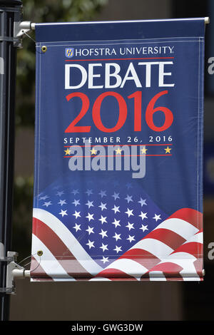 Hempstead, New York, Stati Uniti d'America. Xiii Sep, 2016. Hofstra University Discussione 2016 banner, con bandiera americana in patriottica bianco rosso e blu è uno dei molti visualizzati sul campus della Hofstra University, che ospiterà il primo dibattito presidenziale, tra H.R. Clinton e D. J. Trump, prevista per la fine di quel mese il 26 settembre. Hofstra è la prima università mai scelto per 3 volte consecutive U.S. dibattiti presidenziali. © Ann Parry/ZUMA filo/Alamy Live News Foto Stock