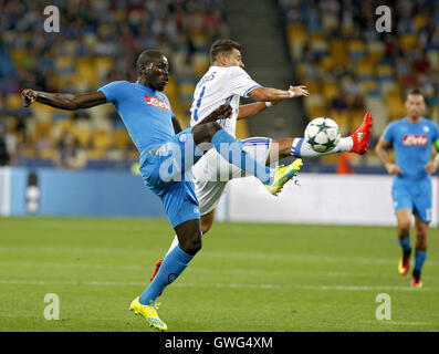 Kiev, Ucraina. Xiii Sep, 2016. JUNIOR MORAES (R) della dinamo sistema VIES per la sfera contro KALIDOU KOULIBALY (L) di Napoli, durante la UEFA Champions League, gruppo B, la partita di calcio tra la Dynamo Kyiv e SSC Napoli, all'Olimpiyskiy Stadium, a Kiev, Ucraina, su13 settembre, 2016. © Serg Glovny/ZUMA filo/Alamy Live News Foto Stock