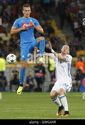 Kiev, Ucraina. Xiii Sep, 2016. DOMAGOJ VIDA (R) della dinamo sistema VIES per la sfera contro ARKADIUSZ MILIK (L) di Napoli, durante la UEFA Champions League, gruppo B, la partita di calcio tra la Dynamo Kyiv e SSC Napoli, all'Olimpiyskiy Stadium, a Kiev, Ucraina, su13 settembre, 2016. © Serg Glovny/ZUMA filo/Alamy Live News Foto Stock