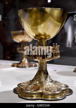 Potsdam, Germania. Xiv Sep, 2016. Un golden Graal della bottega di Hinrik Horne (1400 circa) viene esposta presso la mostra 'Karl IV. - Ein Kaiser nel Land di Brandeburgo" presso la casa di Brandenburgian storia Prussiana a Potsdam, in Germania, il 14 settembre 2016. La mostra è aperta fino al 16 settembre 2016. Foto: BERND SETTNIK/dpa/Alamy Live News Foto Stock