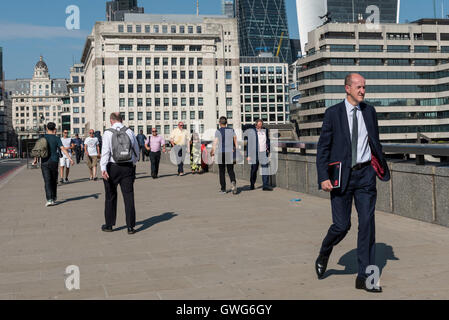 Londra, Regno Unito. Il 14 settembre 2016. I lavoratori della città cross London Bridge sul loro viaggi home come il settembre mini ondata di caldo continua. Mentre le donne del vestito i codici sono più rilassati in Square Mile, gli uomini devono mantenere una certa formalità scomodi tuttavia essi potrebbero essere quando le temperature salgono. Credito: Stephen Chung / Alamy Live News Foto Stock