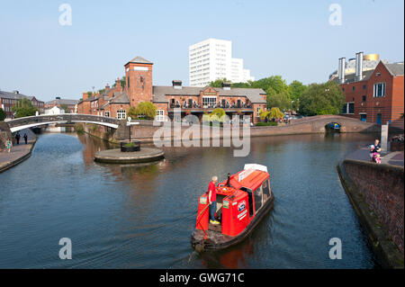 Birmingham, Regno Unito. 14 settembre 2016. Persone godere il caldo clima soleggiato dalla Birmingham canal. Credito: Graham M. Lawrence/Alamy Live News. Foto Stock