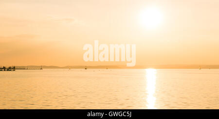 Arancione tramonto sul Lago Balaton, Ungheria Foto Stock