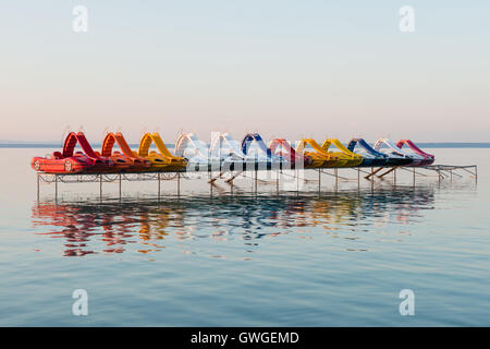 Tramonto su barche a remi nel lago di Balaton, Ungheria Foto Stock