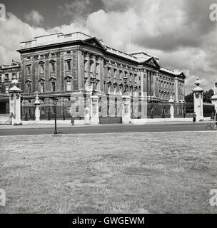 Degli anni Cinquanta, vista storica da J Allan Cash di Buckingham Palace, la residenza londinese della Regina d'Inghilterra, il monarca regnante del Regno Unito. Foto Stock