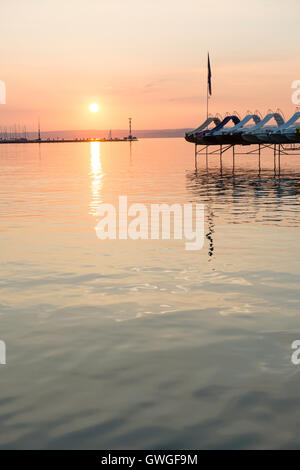 Tramonto su barche a remi nel lago di Balaton, Ungheria Foto Stock