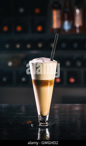 Latte macchiato caffè in vetro alto Foto Stock