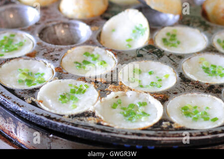 Knmcrk, 'khanom khrok', tipo di Thai dolciumi, fatta dal latte di cocco con suga e farina.Close up Foto Stock