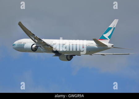 Cathay Pacific Boeing 777-300(ER) B-KQV uscire dall'Aeroporto Heathrow di Londra, Regno Unito Foto Stock