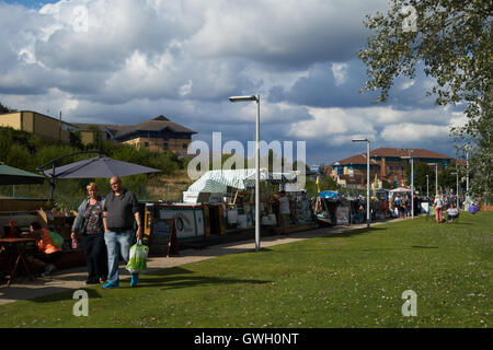 Il Dudley Canal a Merry Hill con le persone che visitano i commercianti in barca ormeggiata lungo la strada alzaia. 2016 Brierley Hill West Midlands, Regno Unito Foto Stock