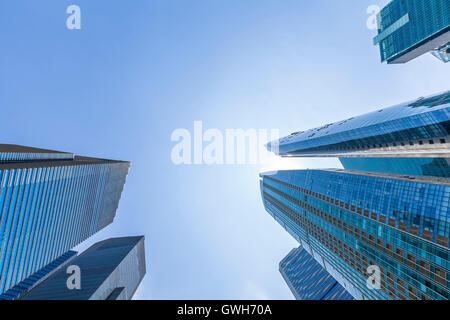 Abstract la vista dei grattacieli con cielo blu nel centro cittadino di Singapore. Affari e finanza in sede. Sun riflettendo Foto Stock