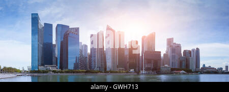 Skyline della città di Singapore durante la giornata con alti grattacieli del quartiere finanziario del centro cittadino di fronte alla baia. Panorama Foto Stock