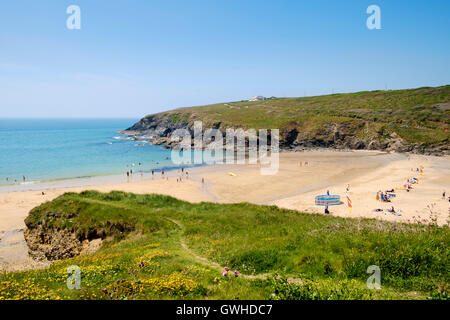 Affacciato sulla spiaggia di Poldhu Cove, Mullion, Cornwall, Inghilterra, Regno Unito in estate con gente sulla spiaggia ed in mare Foto Stock