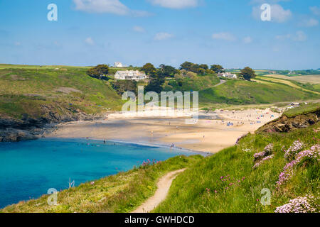 Poldhu Cove, Mullion, penisola di Lizard Cornwall Regno Unito in estate da South West Coast Path Foto Stock