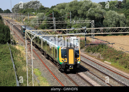 350 109 London Midland treno, Northampton alla linea di Rugby, Northamptonshire, England, Regno Unito Foto Stock