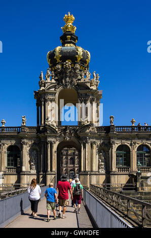 La corona porta del Palazzo Zwinger, Dresda, Sassonia, Germania. Foto Stock