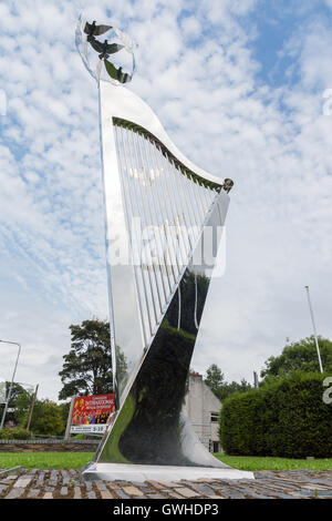 Arpa e tortore o colombi di pubblico di pace arte scultura all'ingresso del Llangollen International Eisteddfod venue Foto Stock