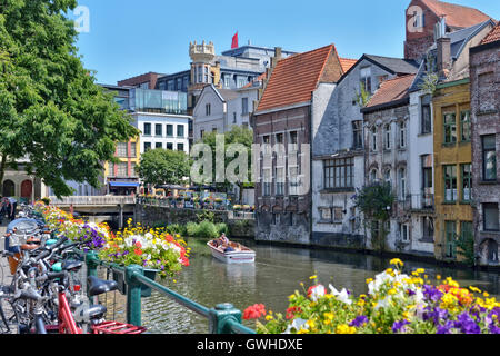 Le facciate storiche in prossimità di acqua nel centro di Ghent, Belgio sulla luglio 20, 2016 Foto Stock