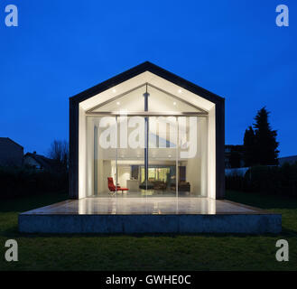 Splendidi interni di una casa moderna, vista dall'esterno Foto Stock