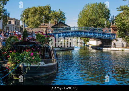 Canal Boat ricoperta di rosso e rosa geranio a Warwick Avenue, "piccola Venezia", Londra W9 Foto Stock