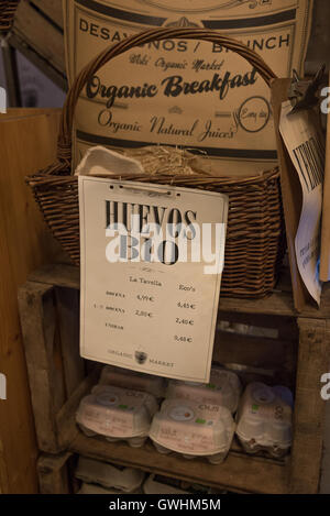 Prodotti organici e prodotti freschi venduti a Woki Organic Market Place Catalunya di Barcellona. Foto Stock