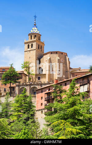 Albarracin Duomo torre campanaria sopra la città vecchia, Albarracin, Teruel Aragona, Spagna Foto Stock