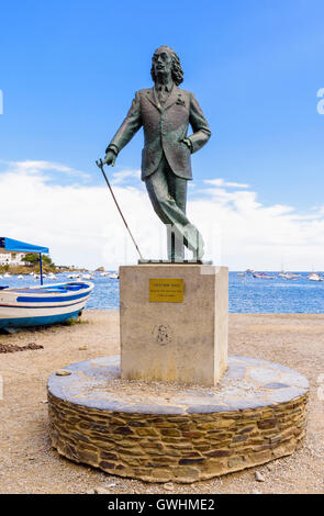 Salvador Dalí statua lungo il porto di Cadaques Foto Stock