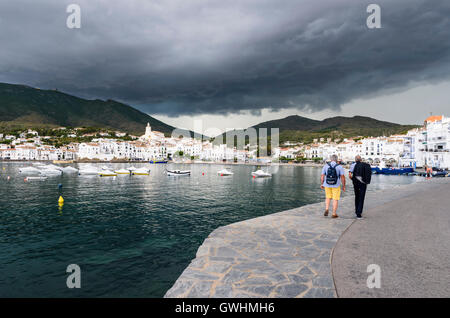 Dark nuvole temporalesche si raccolgono al di sopra della pittoresca città bianca di Cadaques in Costa Brava, Spagna Foto Stock