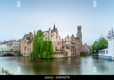 Bruges, acqua di Rozenhoedkaai vista sul canale. Sito Unesco. Lunga esposizione. Belgio, Europa. Foto Stock