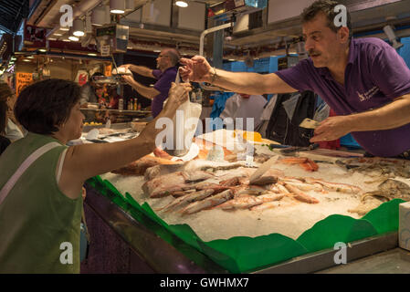 Una passeggiata intorno al mercato è una festa per tutti i sensi. Pesce fresco produrre per la vendita al Mercado de la Boqueria, Barcellona. Foto Stock