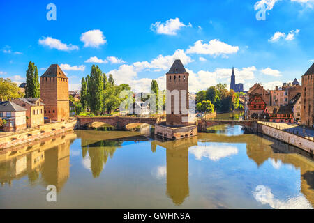 Sessione plenaria a Strasburgo dal ponte medievale Ponts Couverts e cattedrale, vista da Barrage Vauban. L'Alsazia, Francia. Foto Stock