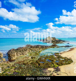 Saint Malo beach, Fort National e rocce durante la bassa marea. La Bretagna, in Francia, in Europa. Foto Stock