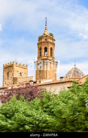 Il campanile della Chiesa della Purificazione e Nublos Tower, La Iglesuela del Cid, Teruel Aragona, Spagna Foto Stock