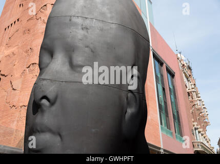 Ferro forgiato scultura di giovani ragazze testa 'Carmela" di Jaume da Plensa a. L'installazione su un angolo della Petit Palau, Barcellona. Foto Stock