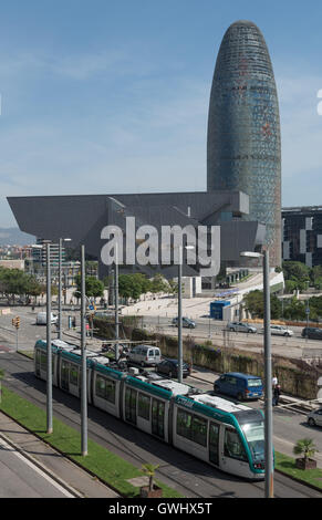 Un tram, il Museo del Design di Barcellona e la Torre Agbar tutti catturati in questa vista dal secondo piano del mercato Encants. Foto Stock