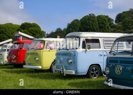 Linea di VW Volkswagen camper a VW mostra. Inghilterra Foto Stock