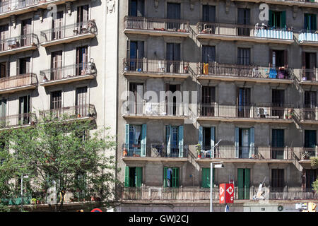 Barcellona, Spagna - 31 luglio 2015: facciata del vecchio edificio con balconi e persiane in estate. Foto Stock