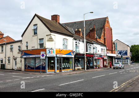 Gli agenti immobiliari e i negozi di Kettering road Northampton. Foto Stock