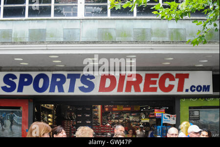 Swansea, Wales, Regno Unito. Alamy Stock. Un sport segno diretto su una delle sue UK high street negozi. Foto Stock