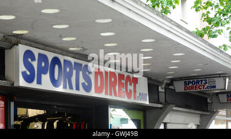 Swansea, Wales, Regno Unito. Alamy Stock. Un sport segno diretto su una delle sue UK high street negozi. Foto Stock