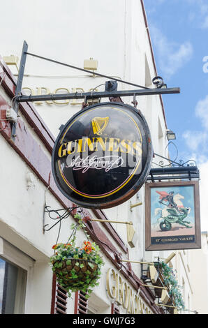 Segno di Guinness appeso al di fuori della St Georges Vaults pub in Cheltenham Foto Stock