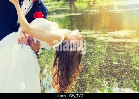 Sposa la danza con il suo sposo. Instagram retro vintage foto. Foto Stock