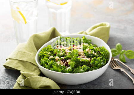 Fresco e salutare con insalata di cavolo e la quinoa Foto Stock