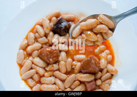 Cucchiaio di fabada asturiana, chiudere la vista. Asturias, Spagna. Foto Stock