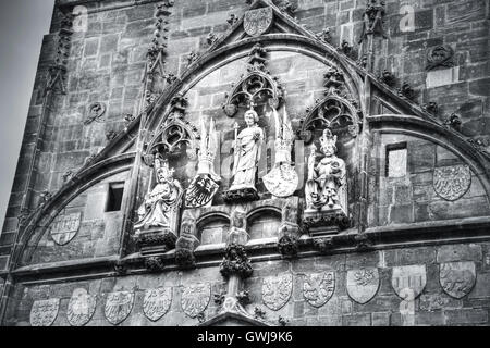 Ponte Carlo porta in Praga. Statue del cancello. Immagine in bianco e nero. Foto Stock