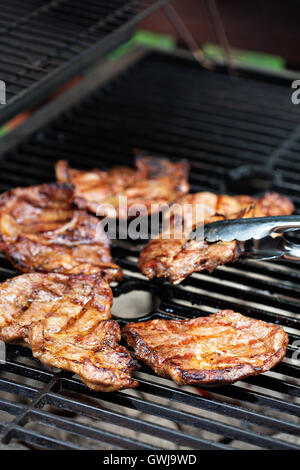 Carne di maiale alla griglia quasi pronto sulla griglia Foto Stock