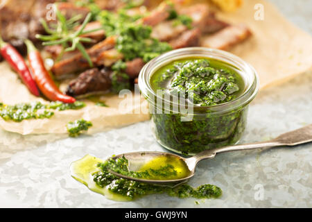 Verde salsa chimichurri con bistecca alla griglia Foto Stock