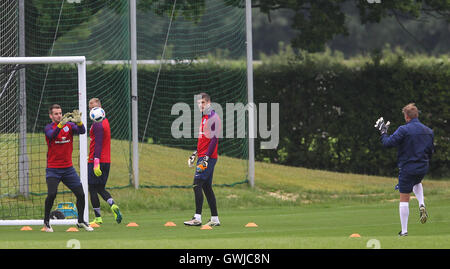 L'Inghilterra del 23-uomo Campionato Europeo squad train davanti alla finale di domani amichevole contro il Portogallo. Dotato di: Joe Hart, Fraser Forster, Tom Heaton dove: Londra, Regno Unito quando: 01 Giu 2016 Foto Stock